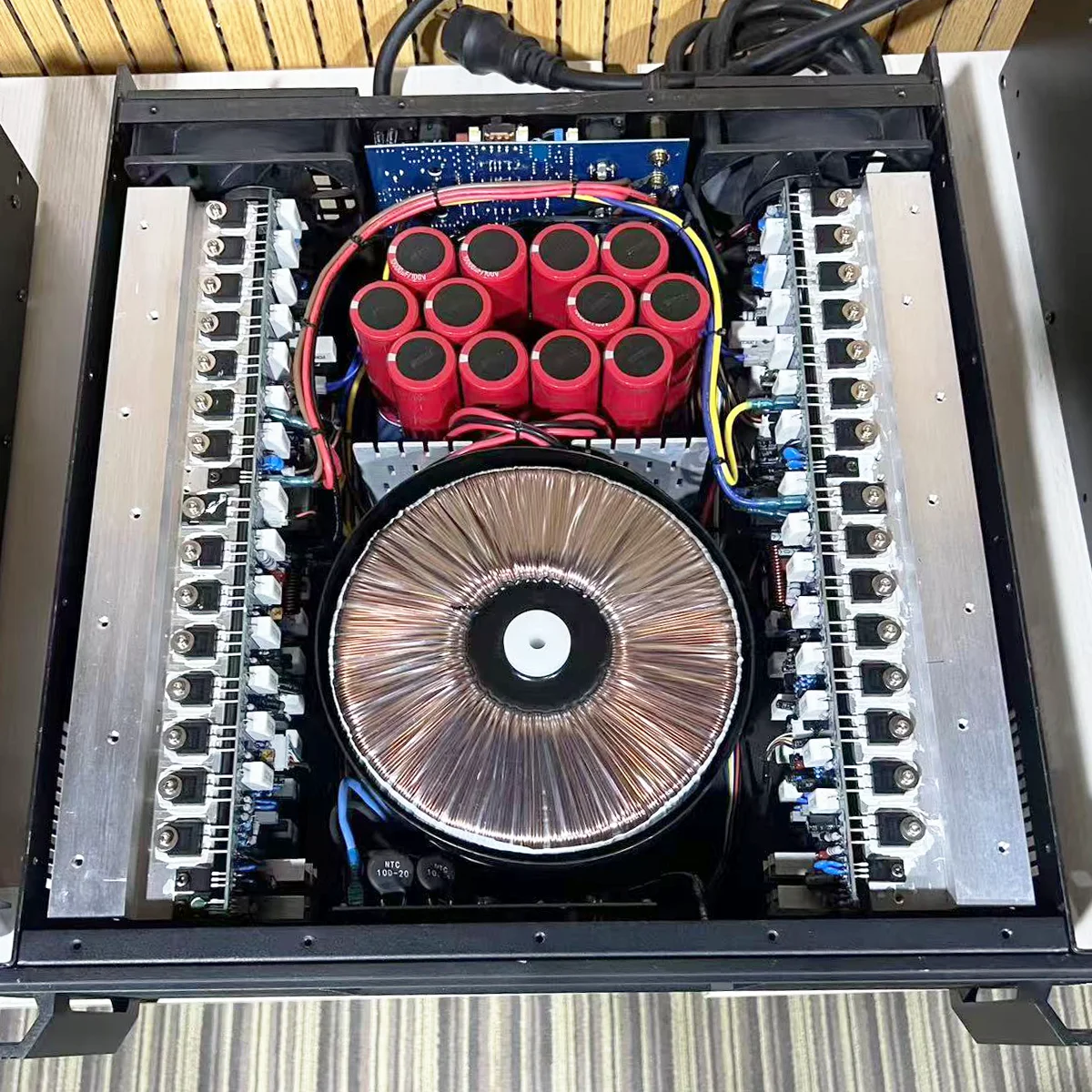 The Professional-grade MT1601 2-channel Power Amplifier, A 1300-watt Audio Amplifier, Is Suitable For Stage And Outdoor Concerts
The Professional-grade MT1601 2-channel Power Amplifier, A 1300-watt Audio Amplifier, Is Suitable For Stage And Outdoor Concerts