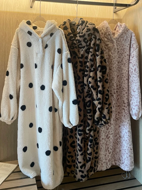 Thickened Fleece Women's Sleepwear Winter Coral Velvet Hooded Loose Pyjamas Home Clothes Robe Female Outerwear Pajamas
Thickened Fleece Women's Sleepwear Winter Coral Velvet Hooded Loose Pyjamas Home Clothes Robe Female Outerwear Pajamas