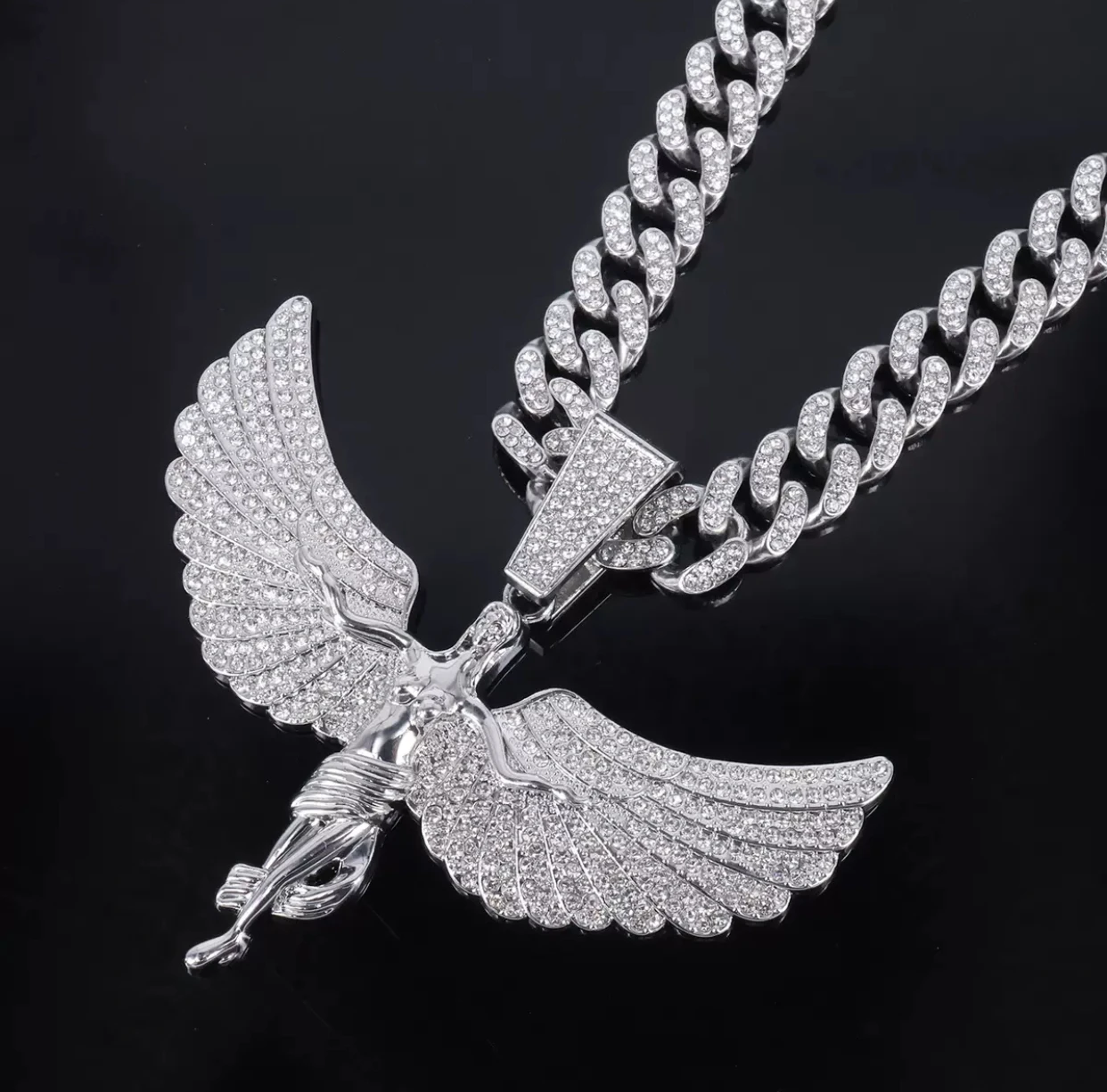 European and American luxury new goddess angel wings high-end pendant for men and women rap and hip-hop necklace
European and American luxury new goddess angel wings high-end pendant for men and women rap and hip-hop necklace