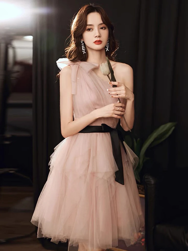 Pink Cocktail Dress One Shoulder Bow Sash Zipper Sleeveless Knee Length Tiered Tulle A-Line Women Wedding Evening Party Gowns
Pink Cocktail Dress One Shoulder Bow Sash Zipper Sleeveless Knee Length Tiered Tulle A-Line Women Wedding Evening Party Gowns