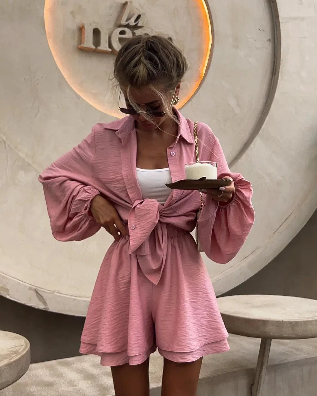 2025 Spring/Summer Women's Casual Suit Fashion Solid Color Lapel Long Sleeve Single Breasted Loose Shirt + Ruffled Shorts Set
2025 Spring/Summer Women's Casual Suit Fashion Solid Color Lapel Long Sleeve Single Breasted Loose Shirt + Ruffled Shorts Set