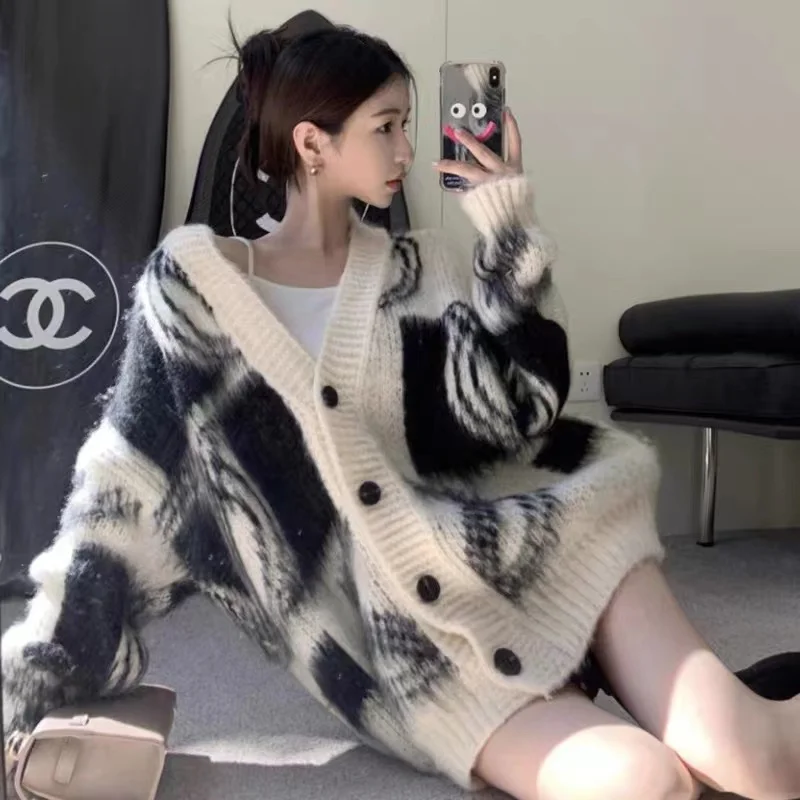 Retro Japanese high-end V-neck sweater for women in autumn and winter, loose and lazy style, medium length knitted cardigan
Retro Japanese high-end V-neck sweater for women in autumn and winter, loose and lazy style, medium length knitted cardigan