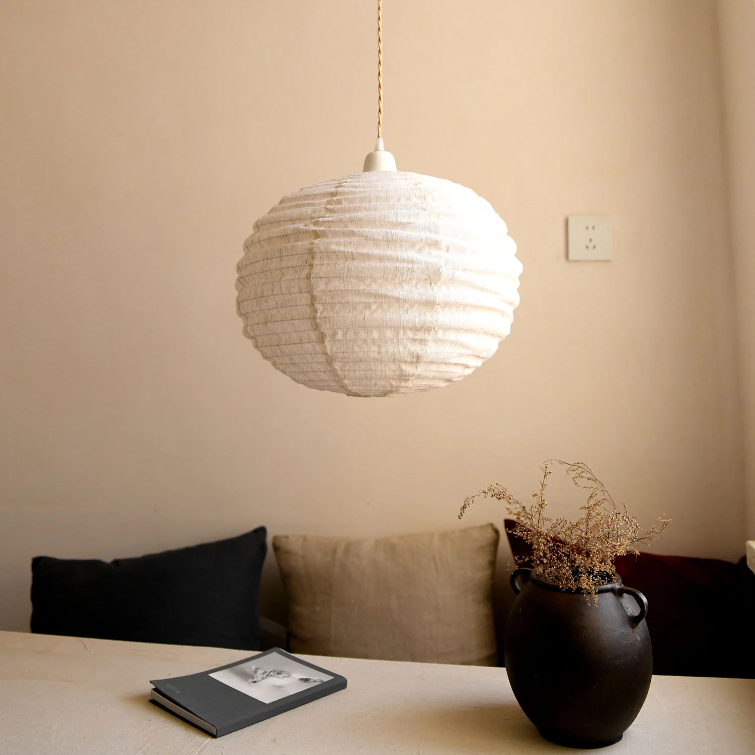 Japanese minimalist fabric pendant lights, round cotton and linen lampshades for bedroom headboards, natural and wabi-sabi style
Japanese minimalist fabric pendant lights, round cotton and linen lampshades for bedroom headboards, natural and wabi-sabi style