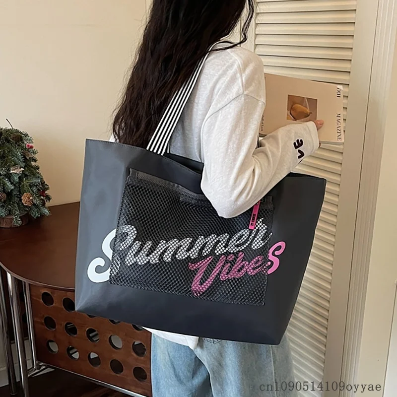 Large Capacity Casual Women's Tote Bag Commuter Nylon Fitness Leisure Bag 2026 New Style University Class Bag Graffiti
Large Capacity Casual Women's Tote Bag Commuter Nylon Fitness Leisure Bag 2026 New Style University Class Bag Graffiti