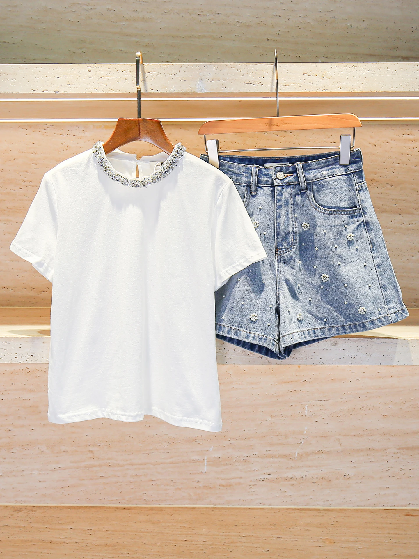 M Home South Oil High End Women's Fashion Set Pure Cotton T-Shirt Diamond Embedded Denim Shorts Women's Autumn Collection
M Home South Oil High End Women's Fashion Set Pure Cotton T-Shirt Diamond Embedded Denim Shorts Women's Autumn Collection