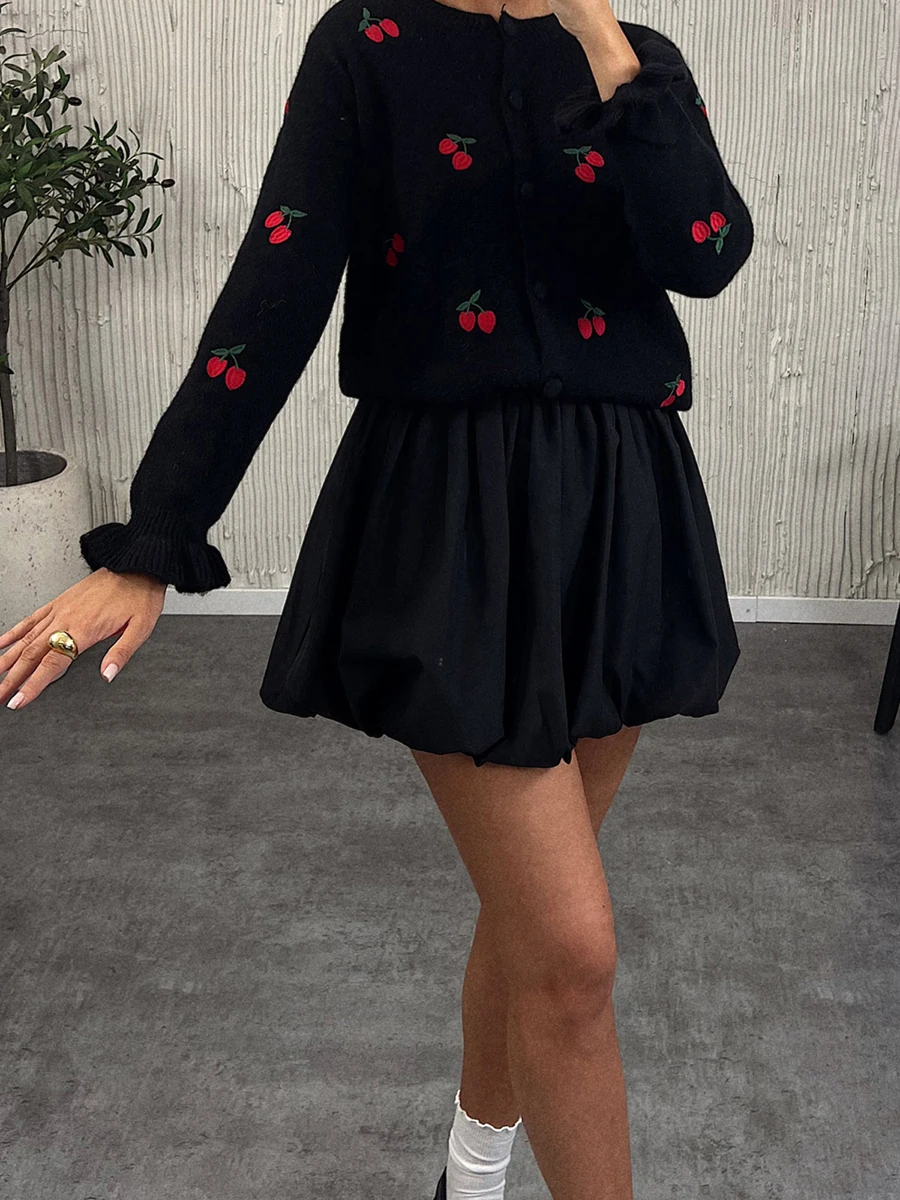 Women s Winter Sweater Pullover Long Sleeve V-Neck Cable Knit Chunky Jumper with Snowflake Pattern Warm Knitwear Coat
Women s Winter Sweater Pullover Long Sleeve V-Neck Cable Knit Chunky Jumper with Snowflake Pattern Warm Knitwear Coat