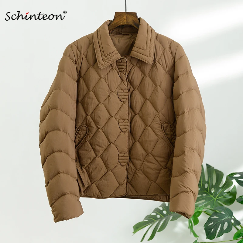 Schinteon женская белая куртка на утином пуху, повседневная свободная верхняя одежда Argyle, осенне-зимняя верхняя одежда, пальто с отложным воротником, мода, новинка 2023 г.
Schinteon женская белая куртка на утином пуху, повседневная свободная верхняя одежда Argyle, осенне-зимняя верхняя одежда, пальто с отложным воротником, мода, новинка 2023 г.