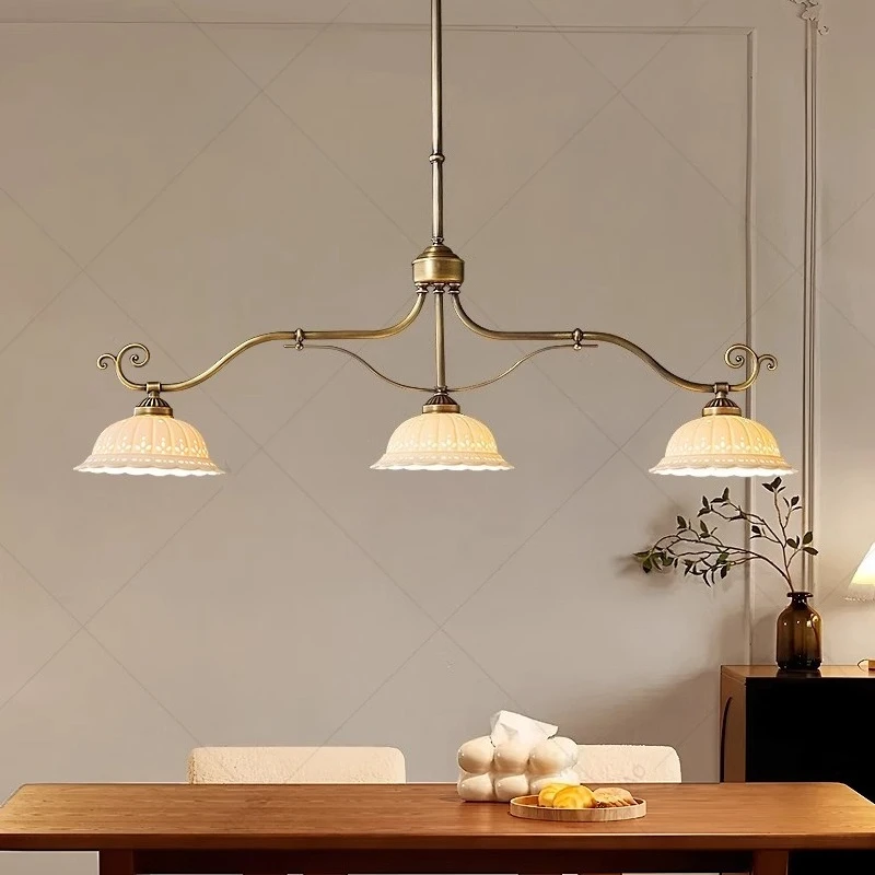 Полностью медный винтажный подвесной светильник для ресторана во французском стиле, длинное полосовое освещение в американском стиле, освещение для чайной комнаты с защитой глаз
Полностью медный винтажный подвесной светильник для ресторана во французском стиле, длинное полосовое освещение в американском стиле, освещение для чайной комнаты с защитой глаз