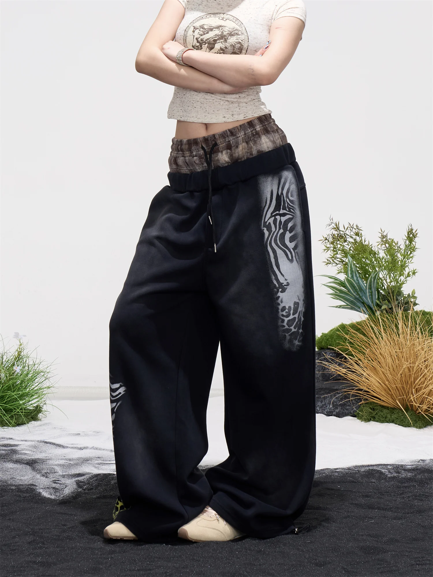 American Retro Black Print Double Waist Wide Leg Pants Women Loose Slimming Long Trousers Spring 2026 Casual Pants
American Retro Black Print Double Waist Wide Leg Pants Women Loose Slimming Long Trousers Spring 2026 Casual Pants