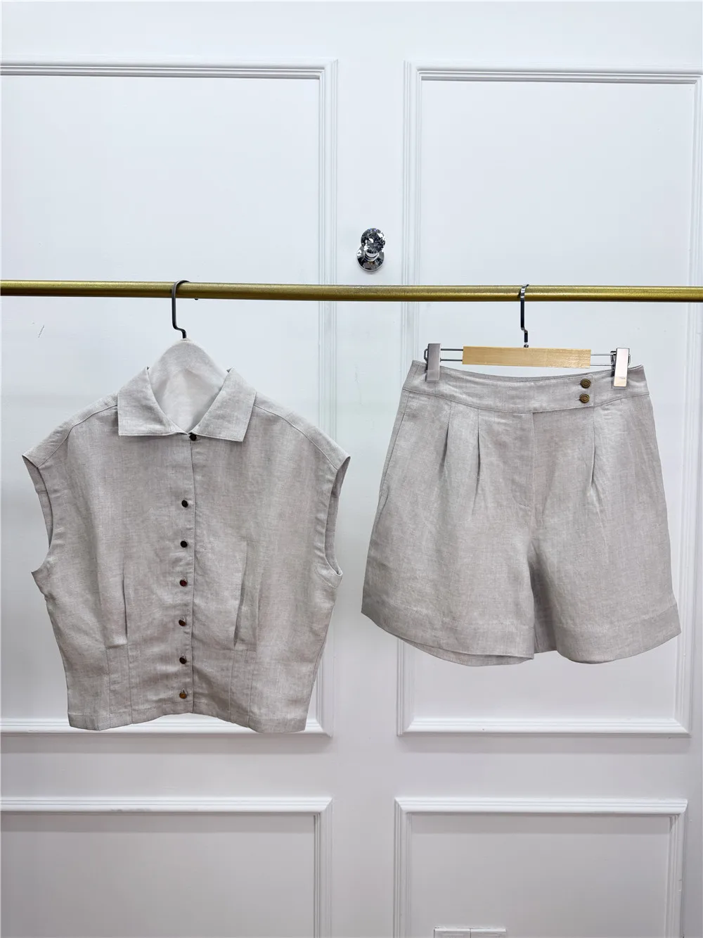 Women's Casual Two-Piece Set Lape Sleeveless Vest and High Waist Shorts Suit
Women's Casual Two-Piece Set Lape Sleeveless Vest and High Waist Shorts Suit