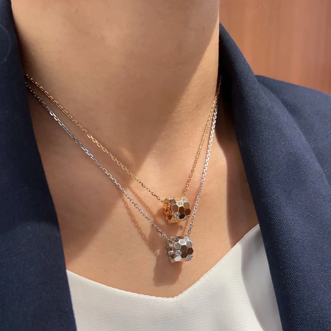 Ожерелье из стерлингового серебра 925 пробы с позолотой 18 карат и шестиугольными классическими бриллиантами в форме сот.
Ожерелье из стерлингового серебра 925 пробы с позолотой 18 карат и шестиугольными классическими бриллиантами в форме сот.