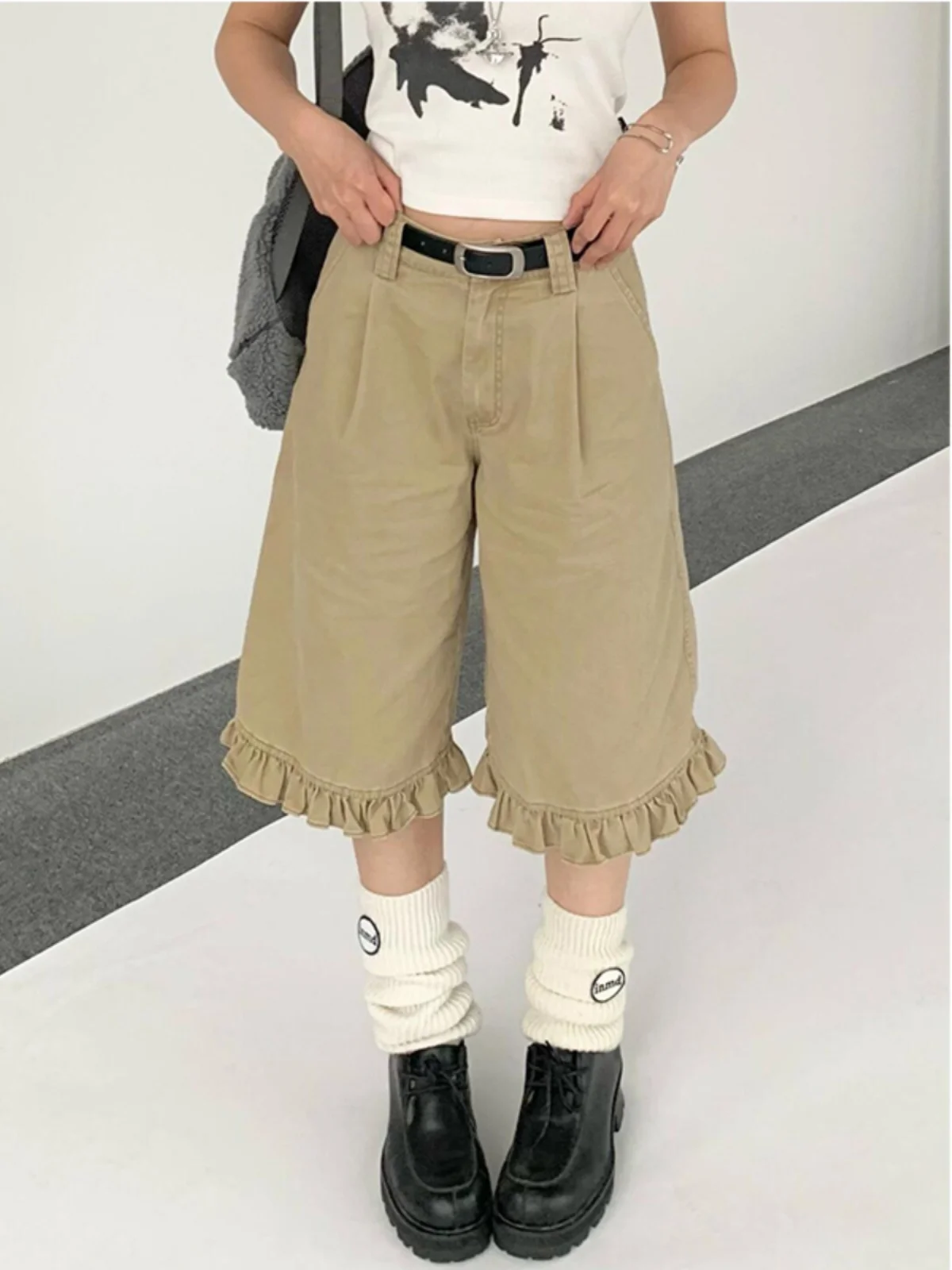 Retro American Khaki Lace Trimmed Denim Shorts Women's Mid-Calf Flared Five-Point Spring Design Casual High Waist Jeans
Retro American Khaki Lace Trimmed Denim Shorts Women's Mid-Calf Flared Five-Point Spring Design Casual High Waist Jeans