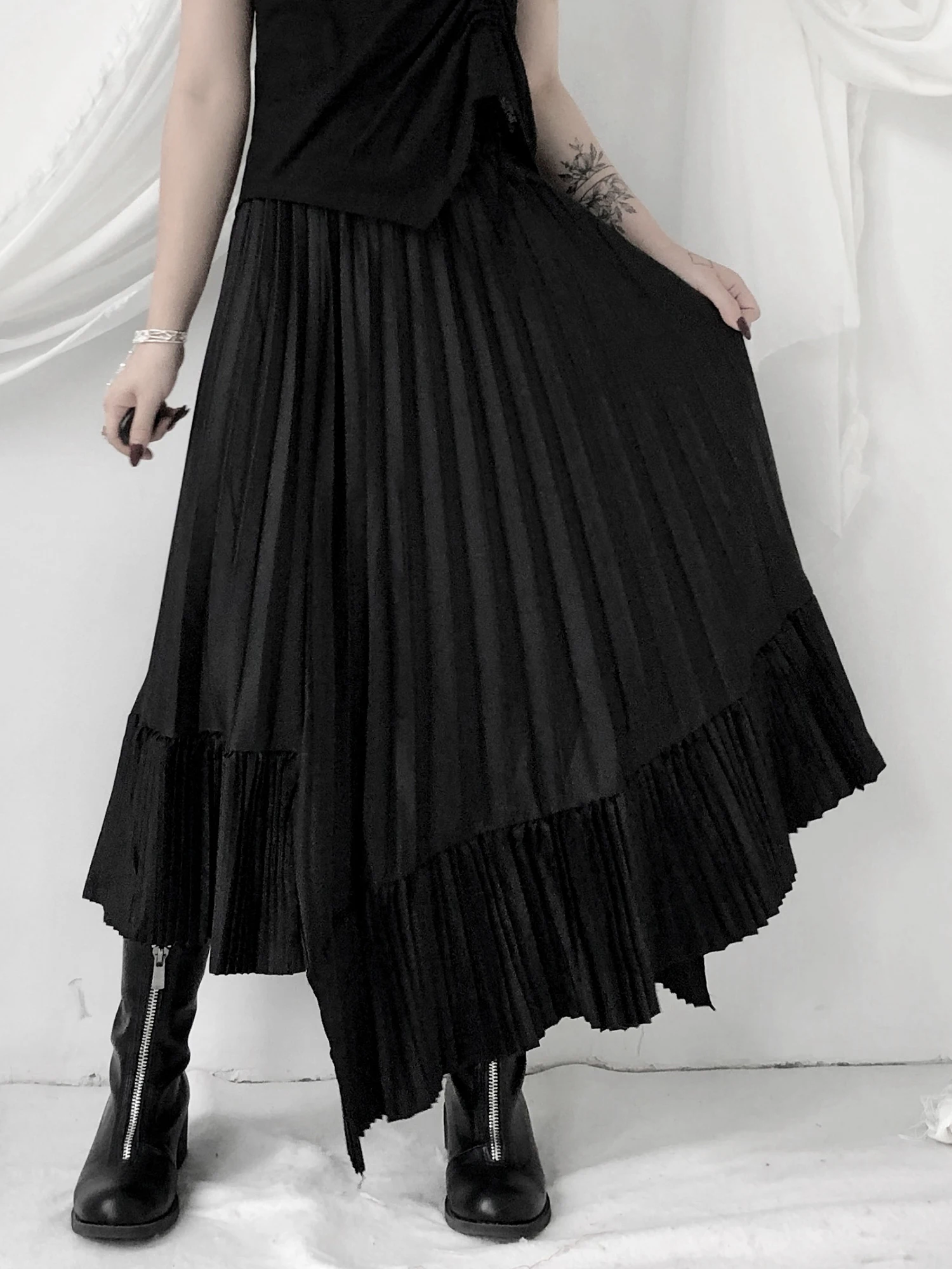 Dark Style Japanese Design Asymmetrical Half-length Skirt Punk Street Fashion High Waist Pleated Long Skirt for Women
Dark Style Japanese Design Asymmetrical Half-length Skirt Punk Street Fashion High Waist Pleated Long Skirt for Women