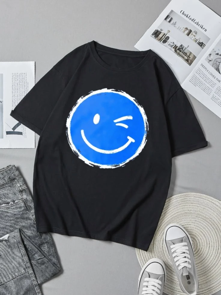 Женская футболка с короткими рукавами синего цвета с круглым забавным принтом смайлика, круглым вырезом, свободная посадка, летняя женская одежда в парном стиле
Женская футболка с короткими рукавами синего цвета с круглым забавным принтом смайлика, круглым вырезом, свободная посадка, летняя женская одежда в парном стиле