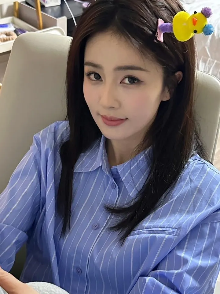 Blue Striped Long Sleeve Women's Shirt Korean Design Loose Fit Waist-Cinching Short Style Top Commute Fashion Spring Season
Blue Striped Long Sleeve Women's Shirt Korean Design Loose Fit Waist-Cinching Short Style Top Commute Fashion Spring Season