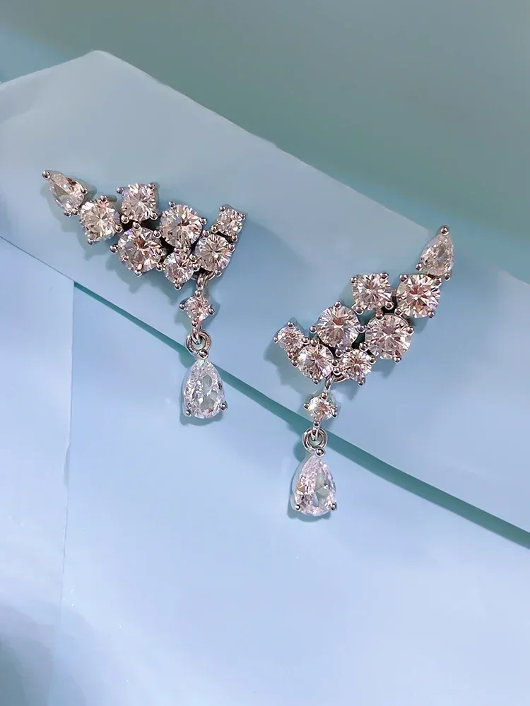 Fashionable White Diamond 925 Sterling Silver Droplet Earrings Set with High Carbon Diamond Versatile Wedding Jewelry
Fashionable White Diamond 925 Sterling Silver Droplet Earrings Set with High Carbon Diamond Versatile Wedding Jewelry