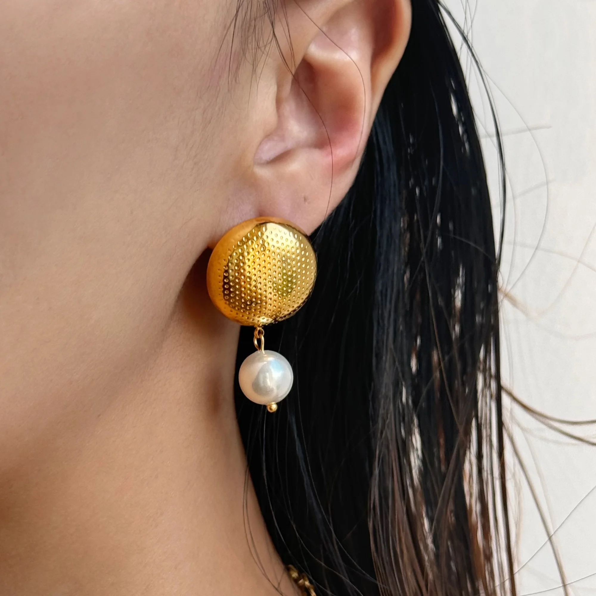 DASEIN New Hot INS Trendy 18k Pvd Gold Plated Vintage Pearl Pendant Chunky Mesh Earrings Stainless Steel Fancy Dancer Jewelry
DASEIN New Hot INS Trendy 18k Pvd Gold Plated Vintage Pearl Pendant Chunky Mesh Earrings Stainless Steel Fancy Dancer Jewelry