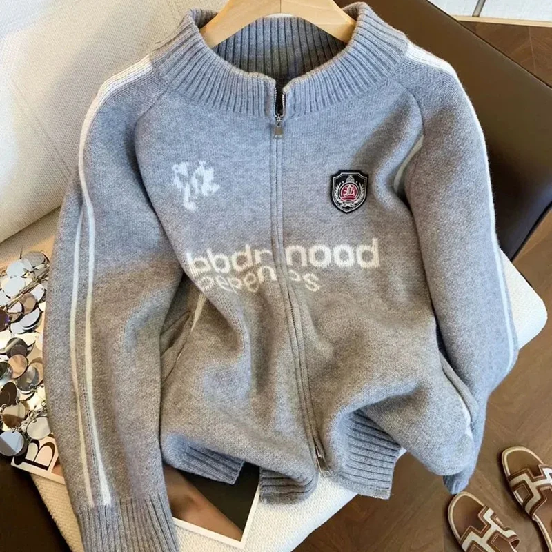 American Vintage Letter Knit Sweater Women Long Sleeve Zip Side Stripe Warm Cardigan Baseball Gray Jacquard Preppy Style Jumpers
American Vintage Letter Knit Sweater Women Long Sleeve Zip Side Stripe Warm Cardigan Baseball Gray Jacquard Preppy Style Jumpers