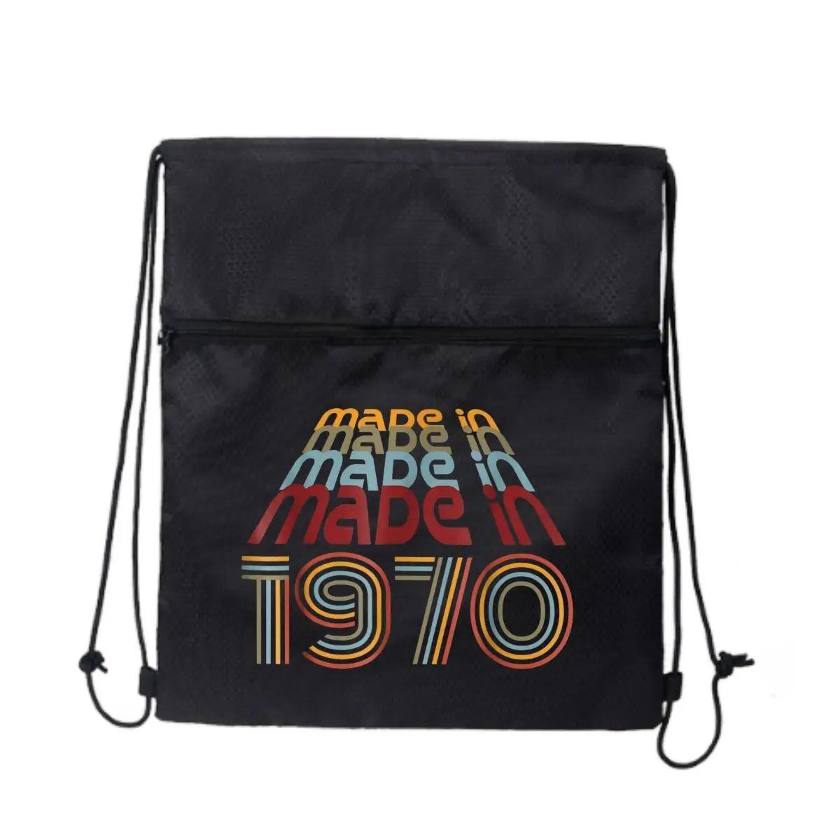 Сделано в 1970 году. Черная минималистичная уличная сумка на молнии на шнурке.
Сделано в 1970 году. Черная минималистичная уличная сумка на молнии на шнурке.