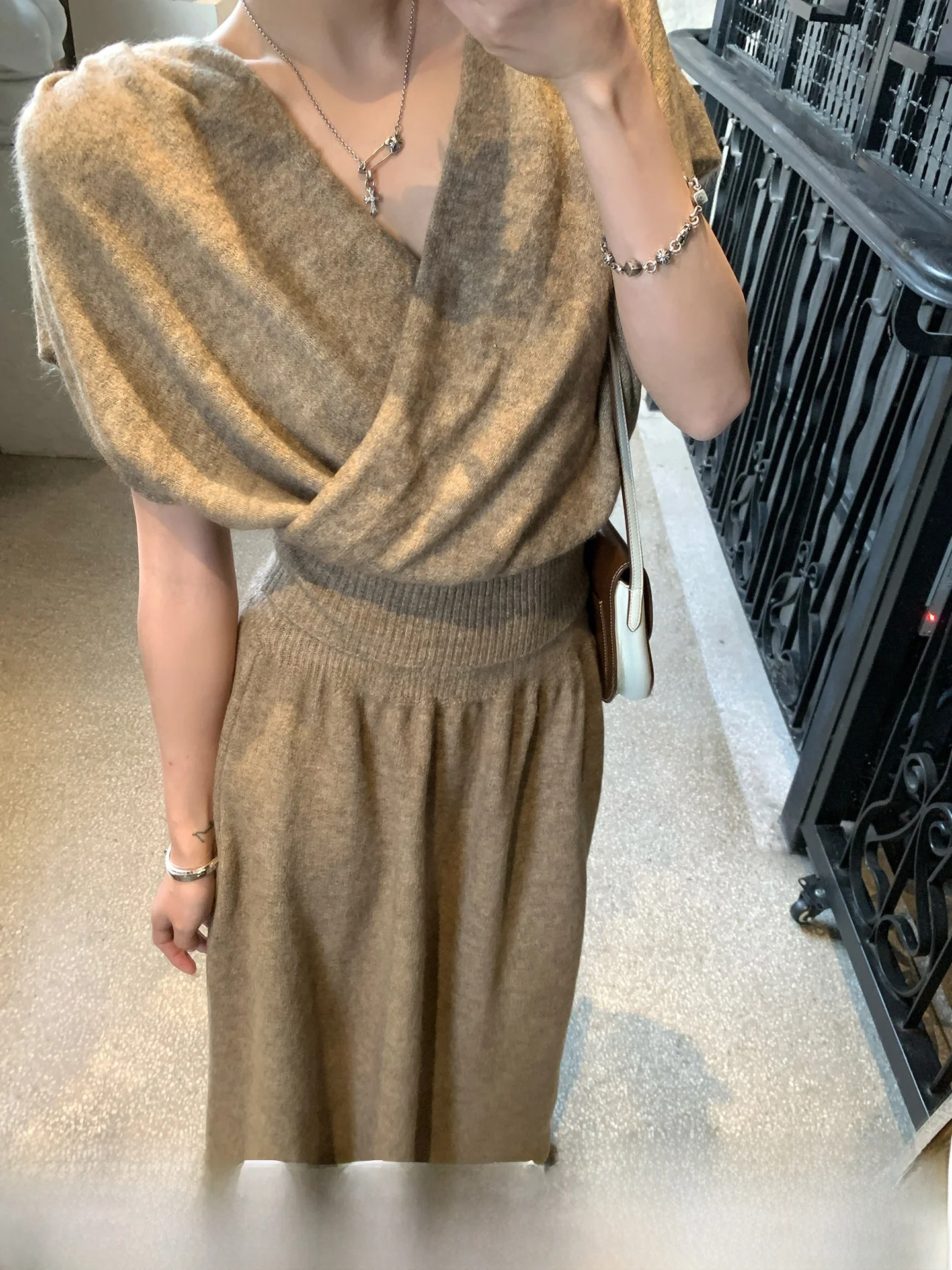 GV Lazy Intellectual V-neck Cross Knitted Top Skirt Set Spring New Women's Fashion High Waist Pure Color Two-piece Suit
GV Lazy Intellectual V-neck Cross Knitted Top Skirt Set Spring New Women's Fashion High Waist Pure Color Two-piece Suit