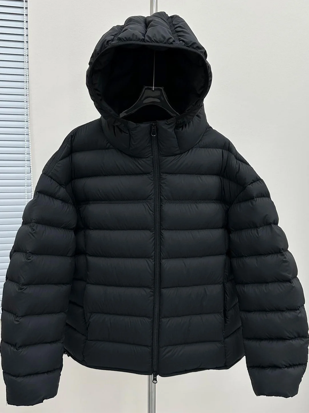 Minimalist Style Warm Cotton Jacket with Hood Loose Fit Korean Version Thick Outerwear for Winter Fashionable Ribbed Design
Minimalist Style Warm Cotton Jacket with Hood Loose Fit Korean Version Thick Outerwear for Winter Fashionable Ribbed Design