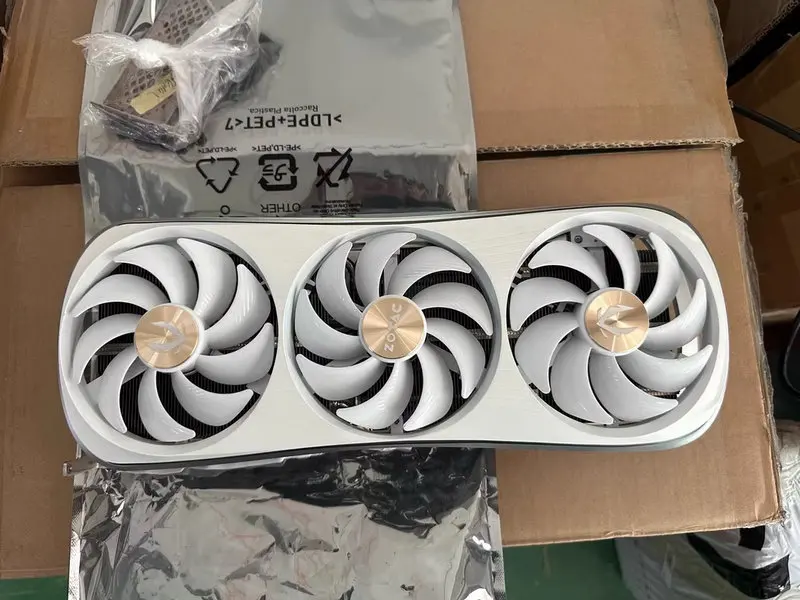 Оригинальный радиатор-кулер для видеокарты ZOTAC RTX4090 AMP белый черный с задней панелью
Оригинальный радиатор-кулер для видеокарты ZOTAC RTX4090 AMP белый черный с задней панелью