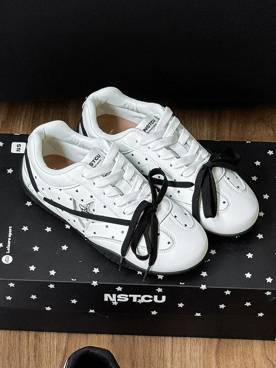 Ретро-кроссовки с тонкой подошвой, повседневные женские туфли NSTCU Star Little White, новинка 2026 года, корейский стиль, туфли Deqin с перекрестными ремешками
Ретро-кроссовки с тонкой подошвой, повседневные женские туфли NSTCU Star Little White, новинка 2026 года, корейский стиль, туфли Deqin с перекрестными ремешками