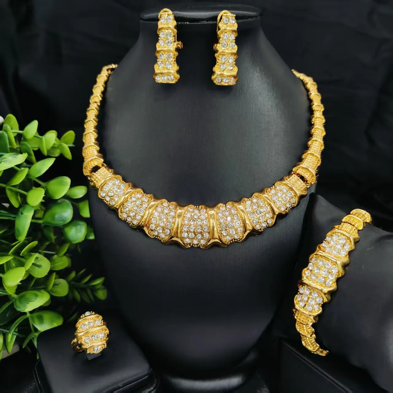 Classic & Timeless Oval Diamond Inlaid Necklace Earrings Ring Bracelet For Women 24K Gold AU999 | Simple style, lasting shine
Classic & Timeless Oval Diamond Inlaid Necklace Earrings Ring Bracelet For Women 24K Gold AU999 | Simple style, lasting shine