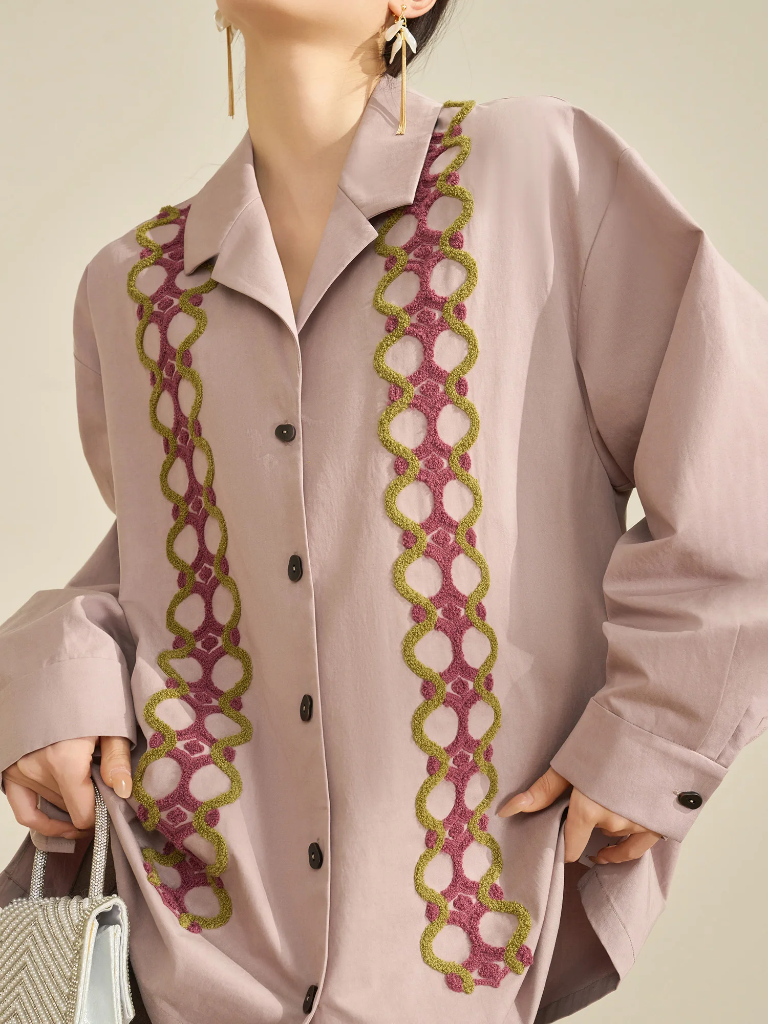 Женская блузка Flowing Era с вышитым воротником, весна 2026, новая коллекция, простой повседневный стиль, свободный крой, длинный рукав, полиэстер
Женская блузка Flowing Era с вышитым воротником, весна 2026, новая коллекция, простой повседневный стиль, свободный крой, длинный рукав, полиэстер