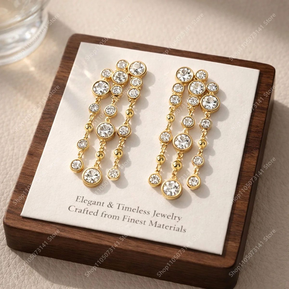 Элегантные и роскошные серьги с цирконами и подвеской — незаменимый аксессуар для банкетов и вечеринок — идеальный подарок на день рождения.
Элегантные и роскошные серьги с цирконами и подвеской — незаменимый аксессуар для банкетов и вечеринок — идеальный подарок на день рождения.