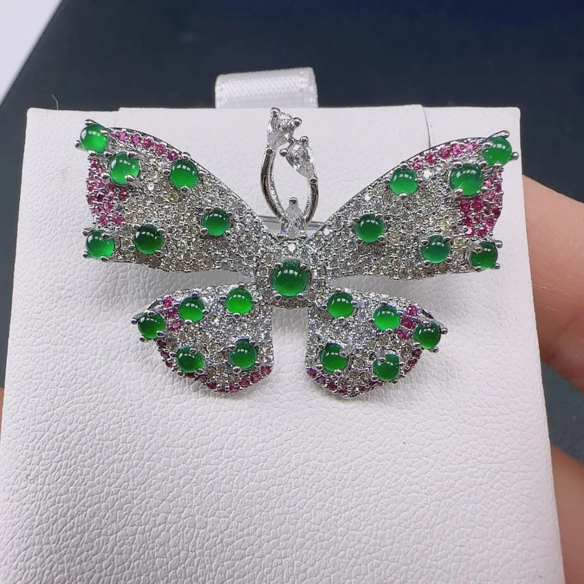 Natural A jadeite green egg surface butterfly brooch pendant (diversity is selected for delivery), one shot and one shot.
Natural A jadeite green egg surface butterfly brooch pendant (diversity is selected for delivery), one shot and one shot.