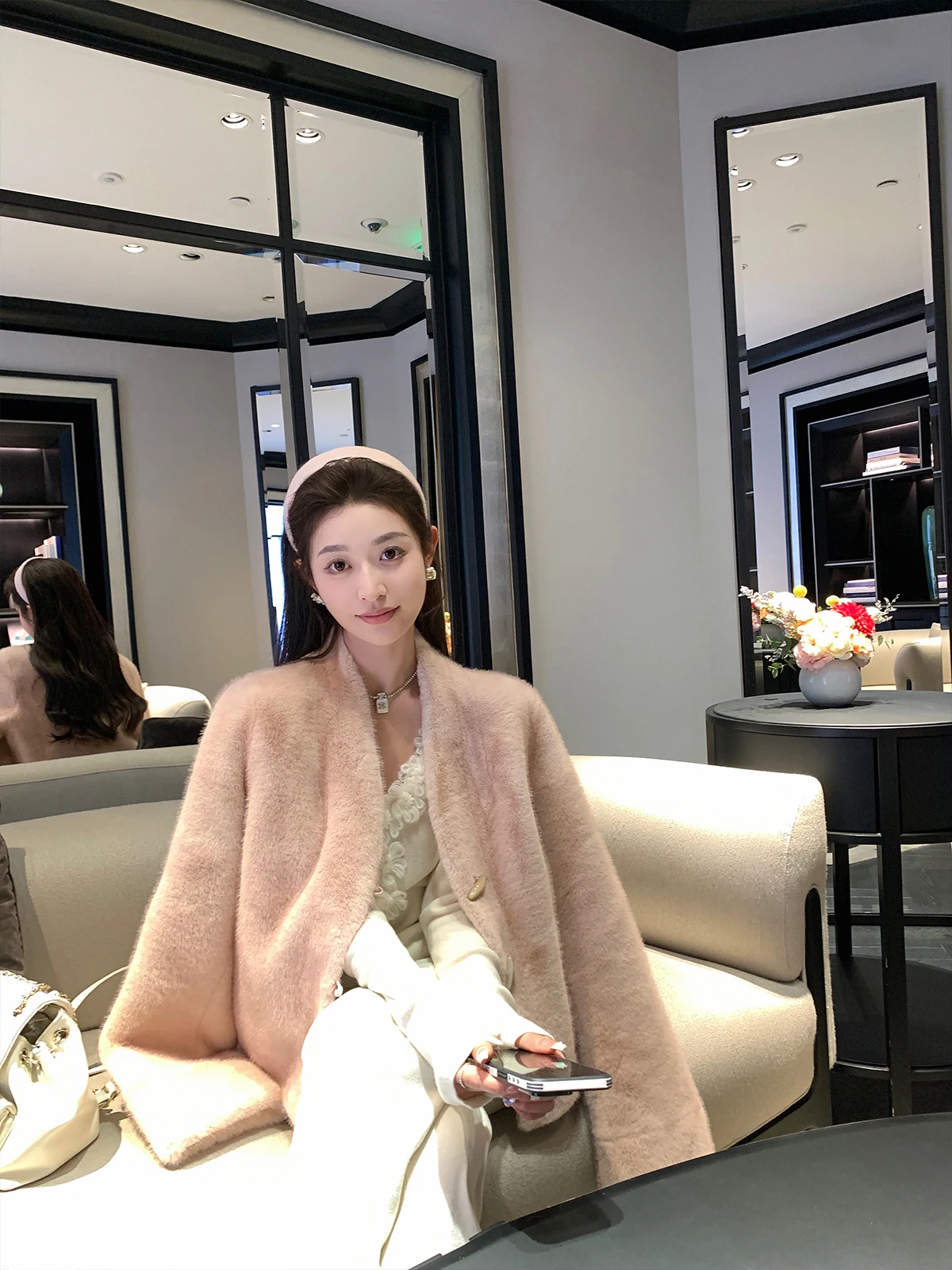 Женское экологичное пальто Cchen с интегрированным мехом, утепленное, с длинными рукавами, V-образным вырезом, на пуговицах, в милом стиле
Женское экологичное пальто Cchen с интегрированным мехом, утепленное, с длинными рукавами, V-образным вырезом, на пуговицах, в милом стиле