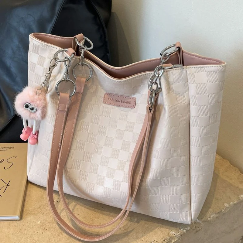 Women's bag large capacity retro simple bag Women's new cute pendant shoulder underarm bag commuter Tote bag
Women's bag large capacity retro simple bag Women's new cute pendant shoulder underarm bag commuter Tote bag