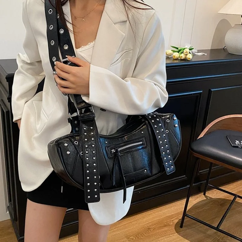 Vintage Style Camera Bag For Women With Protective Padding And Stylish Leather Exterior
Vintage Style Camera Bag For Women With Protective Padding And Stylish Leather Exterior