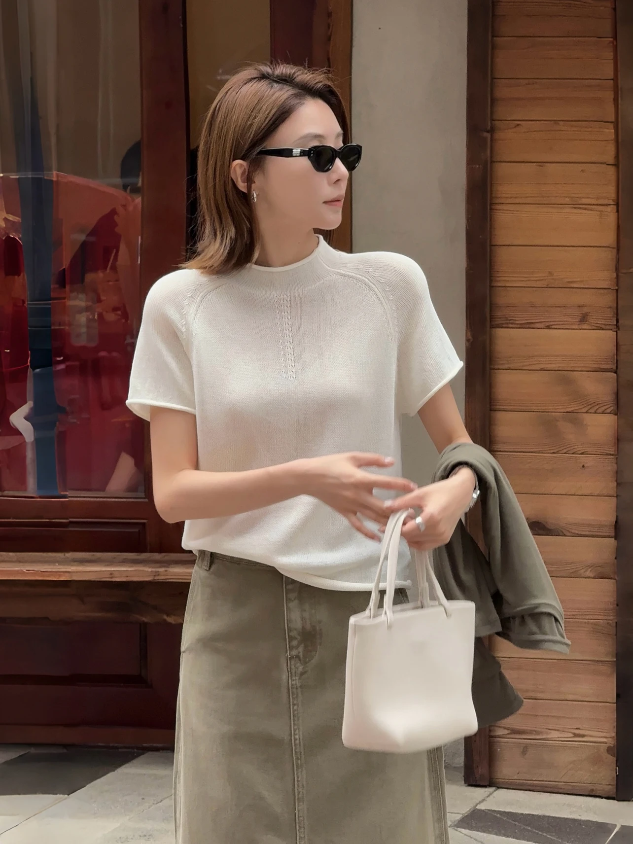 Retro Cuffed Summer New Knitted Loose Slimming Women's Top Breathable Comfortable Soft V-Neck Half Sleeve Minimalist Style
Retro Cuffed Summer New Knitted Loose Slimming Women's Top Breathable Comfortable Soft V-Neck Half Sleeve Minimalist Style