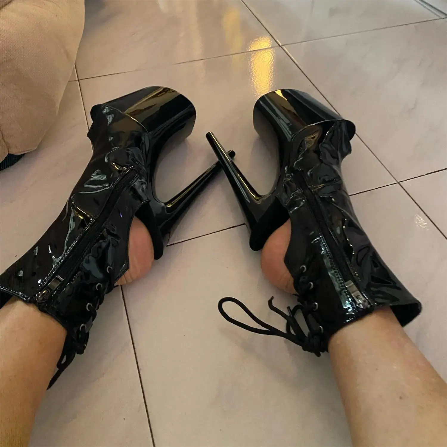 Toasted lacquer sole 20cm high heel, 8 inch banquet stage show thick heel boots, fish mouth outside zipper, ankle boots
Toasted lacquer sole 20cm high heel, 8 inch banquet stage show thick heel boots, fish mouth outside zipper, ankle boots