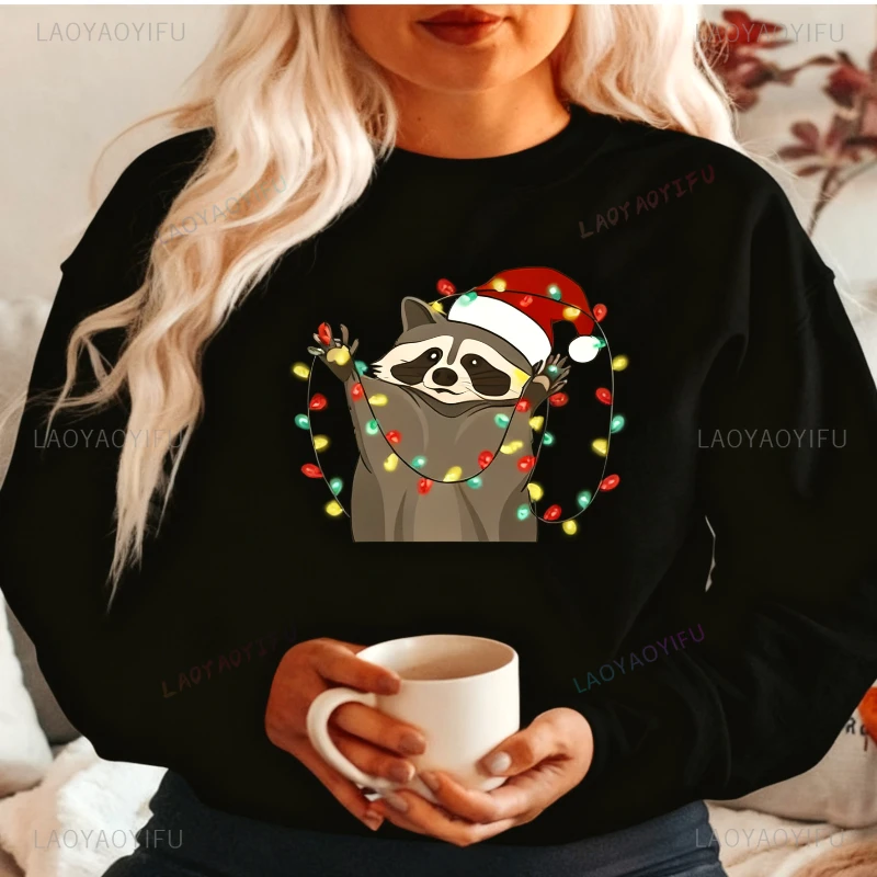 Толстовка с рождественским енотом, забавные рождественские огни, свитер с енотом, повседневная одежда с забавными животными, толстовка унисекс с капюшоном
Толстовка с рождественским енотом, забавные рождественские огни, свитер с енотом, повседневная одежда с забавными животными, толстовка унисекс с капюшоном
