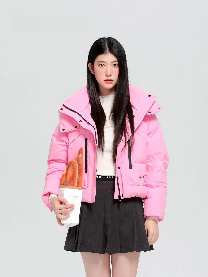 Зимняя новинка Dailanzhi: женская утепленная куртка с эффектом омоложения, розовая, с цветными вставками, на белом пуху, короткая.
Зимняя новинка Dailanzhi: женская утепленная куртка с эффектом омоложения, розовая, с цветными вставками, на белом пуху, короткая.