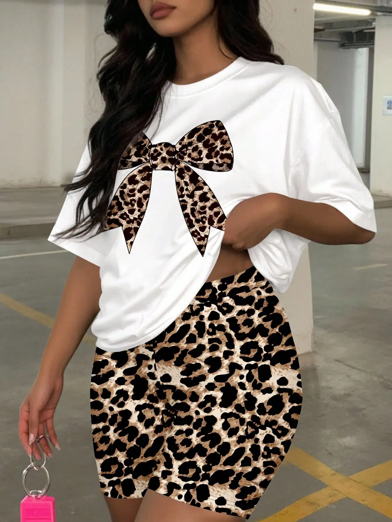 Комплект из футболки и шорт с леопардовым принтом и бантом, повседневный летний наряд для женщин
Комплект из футболки и шорт с леопардовым принтом и бантом, повседневный летний наряд для женщин