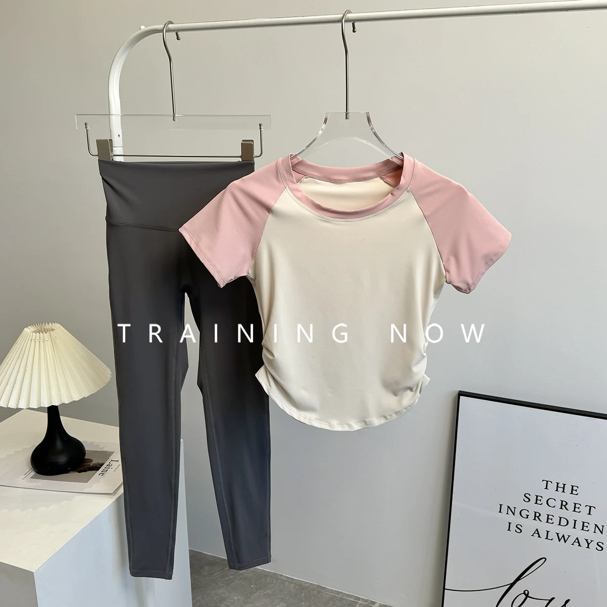 Женский костюм для бега летом, облегающий и тонкий, для тренировок в тренажерном зале, с короткими рукавами, профессиональный бег, скоростная сушка, пилатес, йога
Женский костюм для бега летом, облегающий и тонкий, для тренировок в тренажерном зале, с короткими рукавами, профессиональный бег, скоростная сушка, пилатес, йога