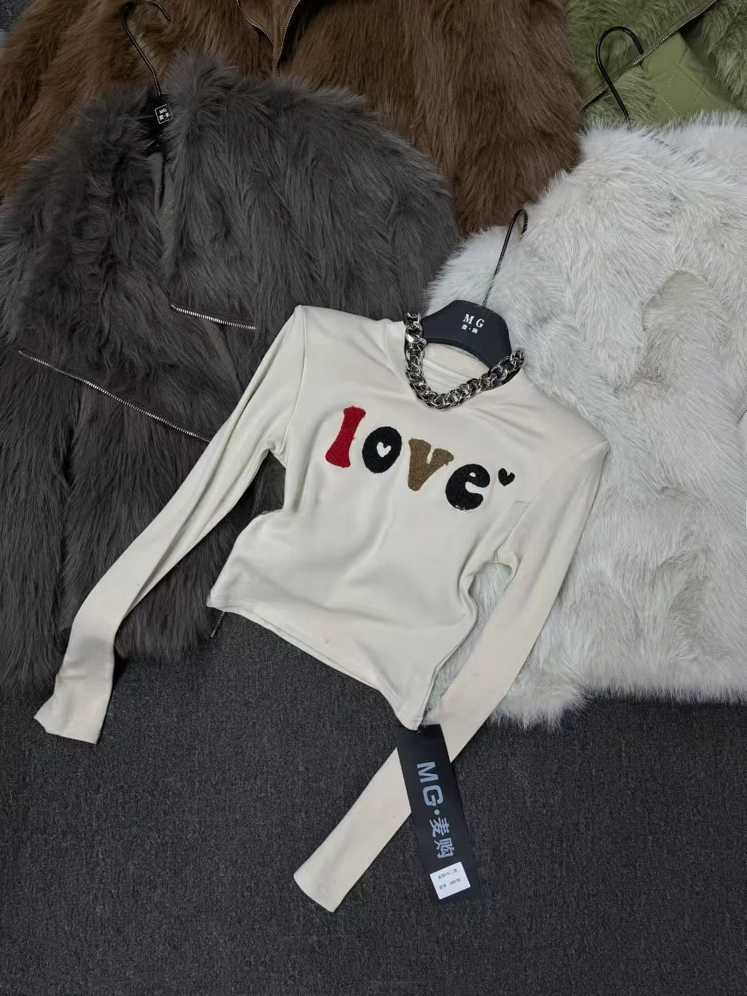 Новая зимняя женская футболка Long Sve с вышивкой букв Fce Padding oulder, мягкий удобный хлопок, корейская версия
Новая зимняя женская футболка Long Sve с вышивкой букв Fce Padding oulder, мягкий удобный хлопок, корейская версия