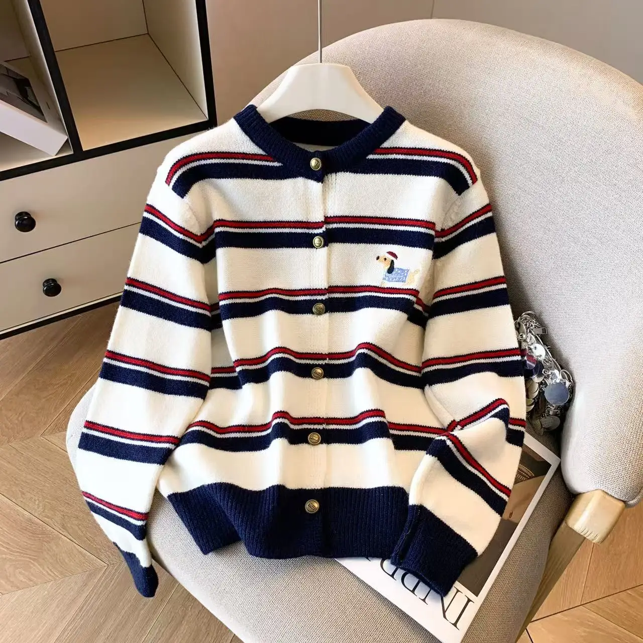 Women's White Striped Cartoon Dachshund Dog Embroidered Sweater Korean Office Girl Fashionable Autumn New Knitted Cardigan Top
Women's White Striped Cartoon Dachshund Dog Embroidered Sweater Korean Office Girl Fashionable Autumn New Knitted Cardigan Top