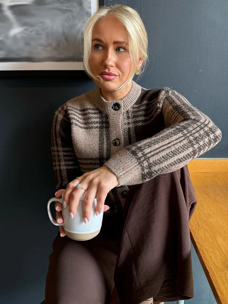 HH женские осенние повседневные свободные кардиганы в клетку с длинными рукавами, однобортные женские новые модные шикарные вязаные пальто с круглым вырезом 2025
HH женские осенние повседневные свободные кардиганы в клетку с длинными рукавами, однобортные женские новые модные шикарные вязаные пальто с круглым вырезом 2025