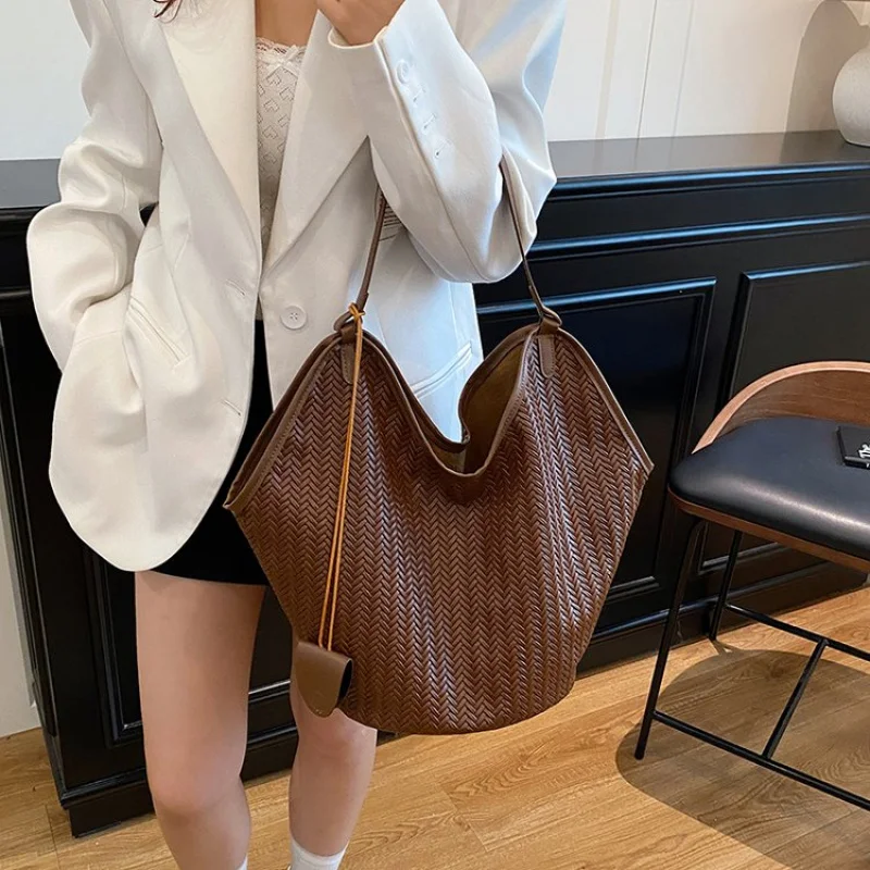 Высококачественная парижская дизайнерская сумка через плечо, минималистичная винтажная кожаная сумка-тоут большой вместимости, элегантная для женщин
Высококачественная парижская дизайнерская сумка через плечо, минималистичная винтажная кожаная сумка-тоут большой вместимости, элегантная для женщин