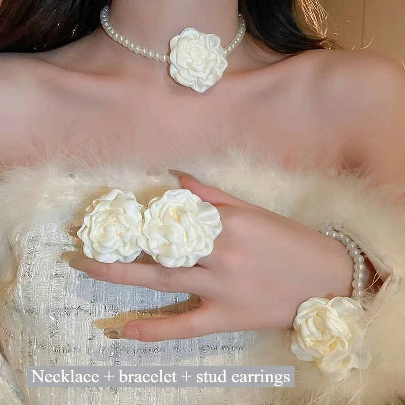 French vintage-style knitted chain bracelets and earrings: elegant, sophisticated and niche accessories
French vintage-style knitted chain bracelets and earrings: elegant, sophisticated and niche accessories