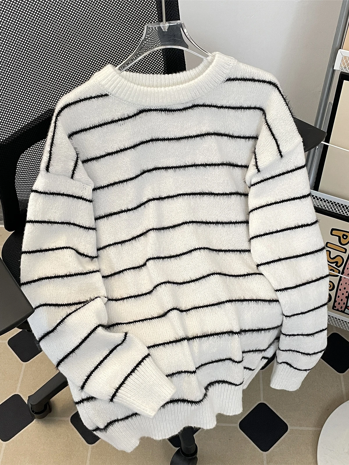 Retro Patchwork Bla White Stripes Sweater Loose Long Sve round Ne Knitted Winter Faion for Men And Women Casual Wear
Retro Patchwork Bla White Stripes Sweater Loose Long Sve round Ne Knitted Winter Faion for Men And Women Casual Wear