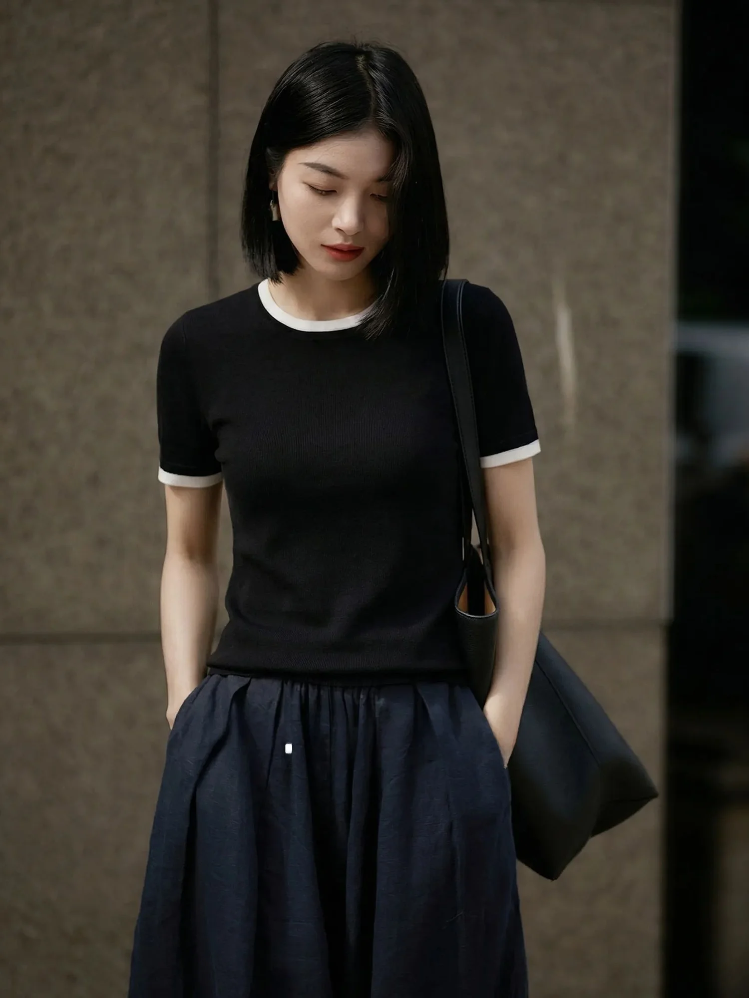 Chivirin Stylish Minimalist Black round Neck Short Sleeve Knitted T-Shirt Women's Summer Slimming Versatile Top Casual Leisure
Chivirin Stylish Minimalist Black round Neck Short Sleeve Knitted T-Shirt Women's Summer Slimming Versatile Top Casual Leisure