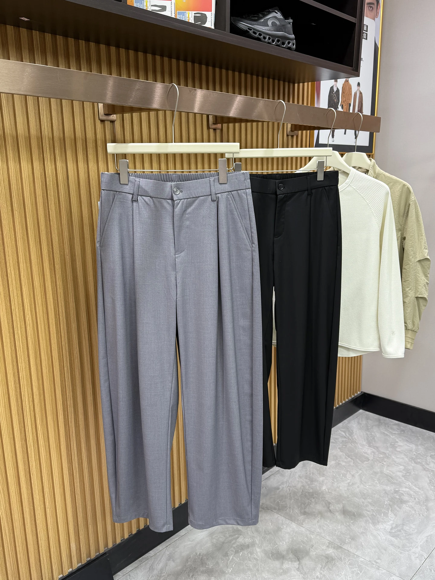 Men's Casual Pants Spring Summer Loose Straight Leg Smooth Pleated Minimalist Style Comfortable Fit Polyester Viscose Spandex
Men's Casual Pants Spring Summer Loose Straight Leg Smooth Pleated Minimalist Style Comfortable Fit Polyester Viscose Spandex