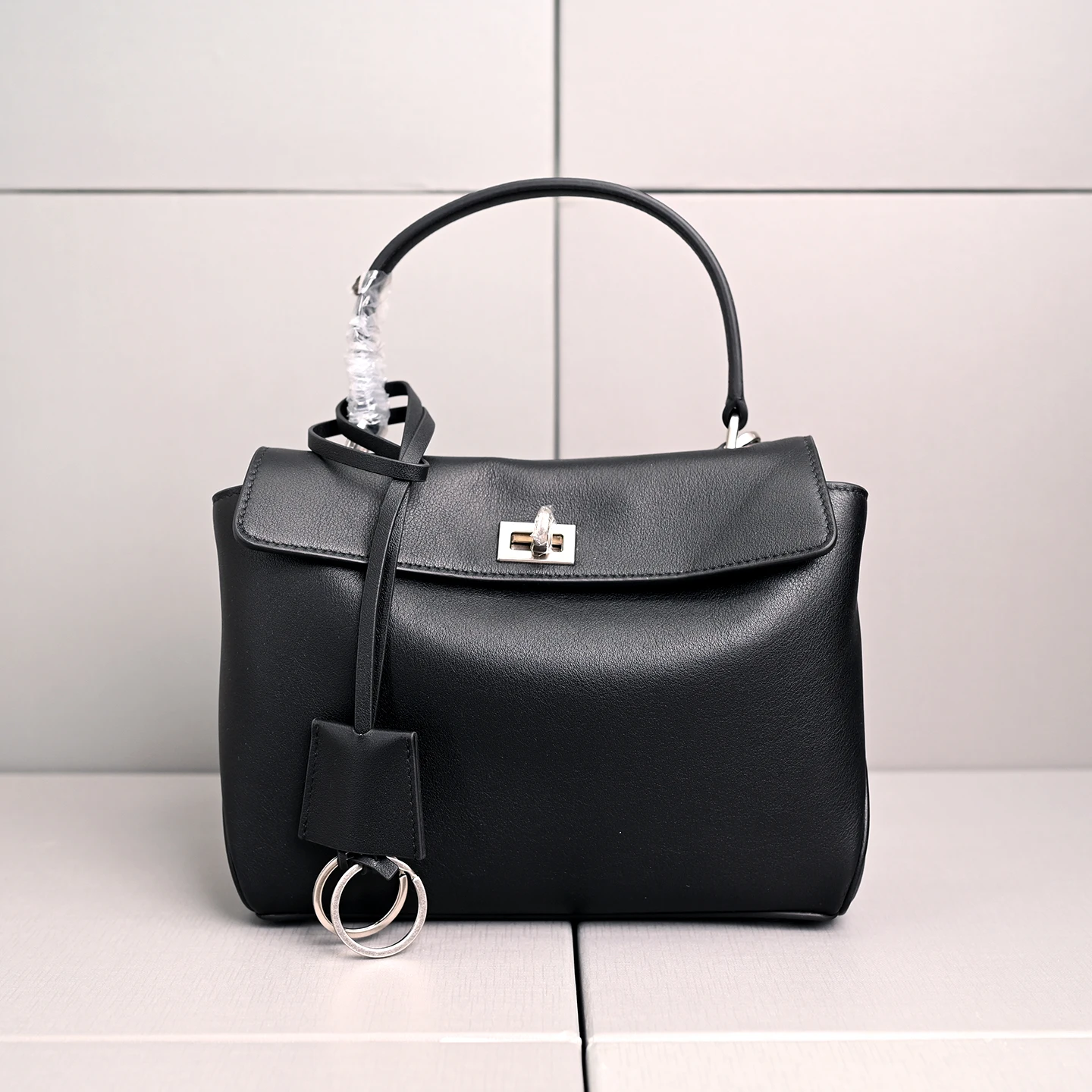 Новая модная универсальная минималистичная женская сумка из натуральной кожи, 23 см, мини-сумка через плечо, кроссбоди, из цельнозернистой воловьей кожи
Новая модная универсальная минималистичная женская сумка из натуральной кожи, 23 см, мини-сумка через плечо, кроссбоди, из цельнозернистой воловьей кожи