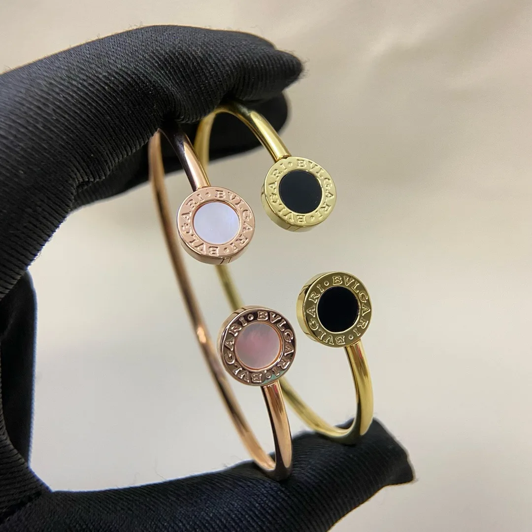 The 2025 new Baojia Mother-of-Pearl bracelet is a personalized, simple, exquisite, fashionable, versatile and high-end bracelet
The 2025 new Baojia Mother-of-Pearl bracelet is a personalized, simple, exquisite, fashionable, versatile and high-end bracelet